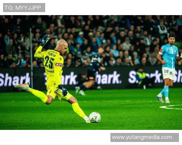 足球明星在采访中情绪骤变瞬间不再微笑引发媒体热议